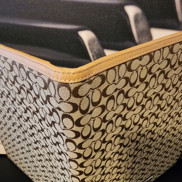 GUC COACH Signature Portfolio 70299 Retail $158 - Picture 4 of 6